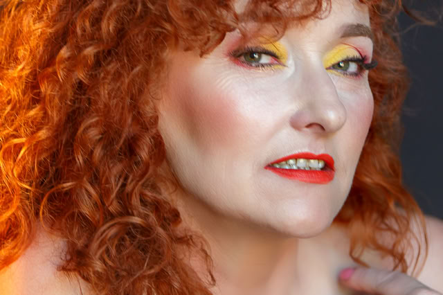 Piękna starość. Dojrzała kobieta, która nie ukrywa swych pięknych zmarszczek. Rude włosy, naturalne, nie farbowane. Naturalność kobieca. Kobieca sesja zdjęciowa. Portret Kobiety. Portretowa Sesja Fotograficzna. Kobieca sesja zdjęciowa. Portret Kobiety.