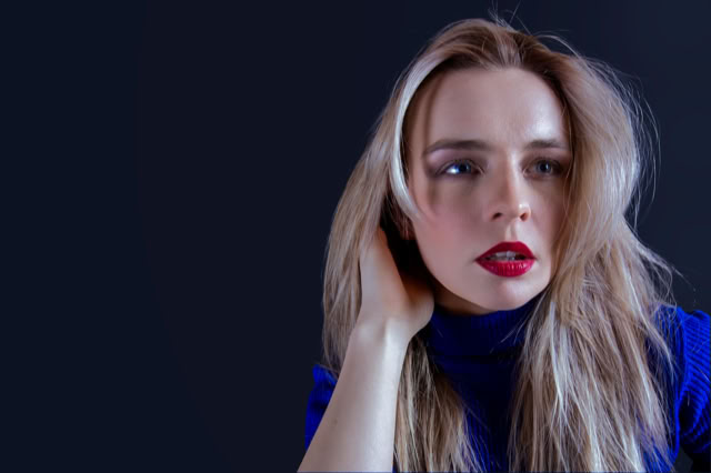 Seksowny wyraż twarzy młodej zawodowej modelki. Kobieca sesja zdjęciowa. Portret Kobiety.