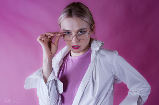 Portret młodej dziewczyny w plenerze. Sesja zdjęciowa w Warszawie.