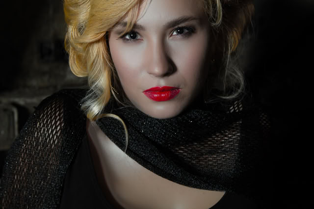 Błondynka, czerwone usta, czarny szal na ramionach. Jej spojrzenie jest pełne pogardy. Portretowa Sesja Fotograficzna. Kobieca sesja zdjęciowa. Portret Kobiety.