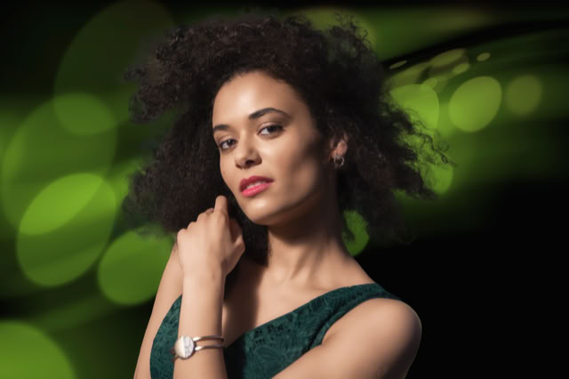 Ciemnoskóra dziewczyna o gęstych czarnych włosach. Odkryte ramiona. Portretowa Sesja Fotograficzna. Kobieca sesja zdjęciowa. Portret Kobiety.