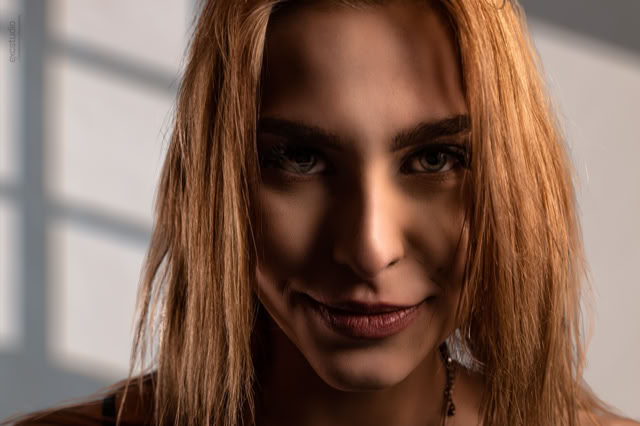 Zbliżenie spojrzenia kobiety zadowolonej. Piękne duże oczy z uśmiechem wyrażającym zaciekawienie. Kobieca sesja zdjęciowa. Portret Kobiety.