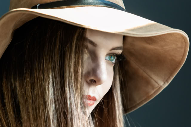 Młoda dziewczyna w kapeluszu. Długie włosy. Zielone oczy. Portretowa Sesja Fotograficzna. Kobieca sesja zdjęciowa. Portret Kobiety.