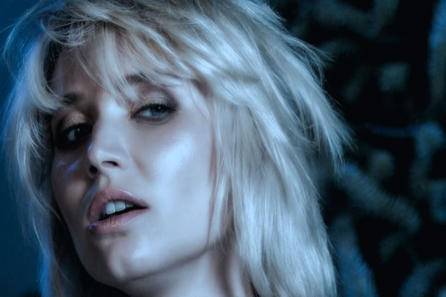 Blondynka w uniesieniu ciekawości. Pogardliwe spojrzenie. Delikatnie roszerzone usta. Portretowa Sesja Fotograficzna. Kobieca sesja zdjęciowa. Portret Kobiety.