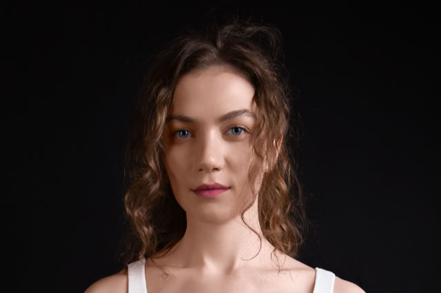 Młoda modelka o pięknym spojrzeniu. Delikatny makijaż podkreśla jej urodę. Patrzy prosto w obiektyw. Portretowa Sesja Fotograficzna. Kobieca sesja zdjęciowa. Portret Kobiety.