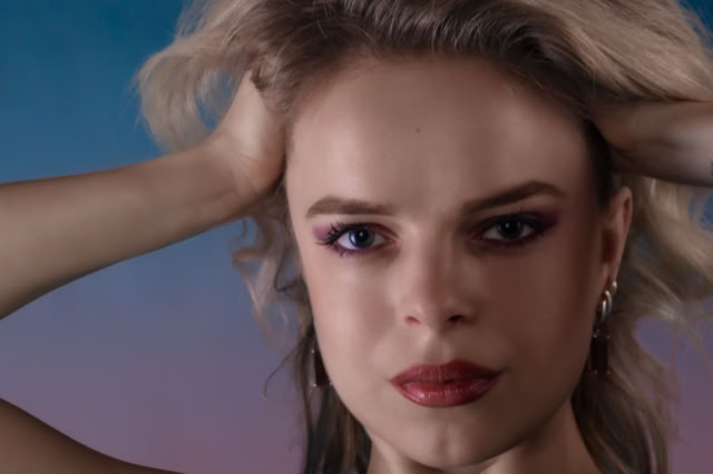 Ukrainśka modelka. Piękna blondynka. Spojrzenie pełne złości. Kobieca sesja zdjęciowa. Portret Kobiety. Portretowa Sesja Fotograficzna. Kobieca sesja zdjęciowa. Portret Kobiety.