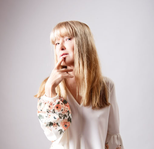 Fotograf rejestruje model w jasnym, nowoczesnym miejscu pracy. Idealny do tematów biznesowych i kreatywnych.