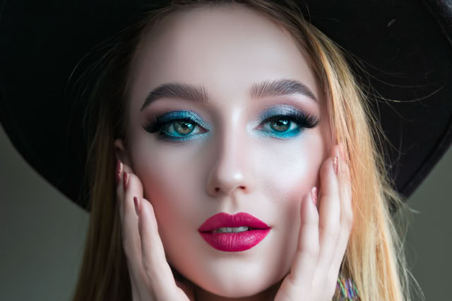 Beauty. Idealny makijaż, piękne blond włosy. Dziewczyna w kapeluszu. Kobieca sesja zdjęciowa. Portret Kobiety.