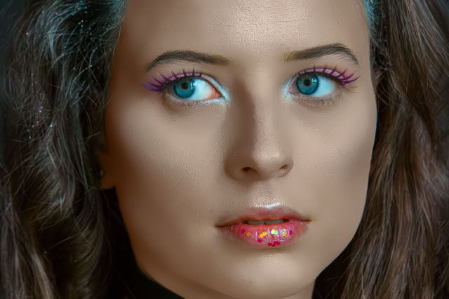 Elegancki makijaż, podkreślenie oczu. Kolorowe usta. Portretowa Sesja Fotograficzna. Kobieca sesja zdjęciowa. Portret Kobiety.